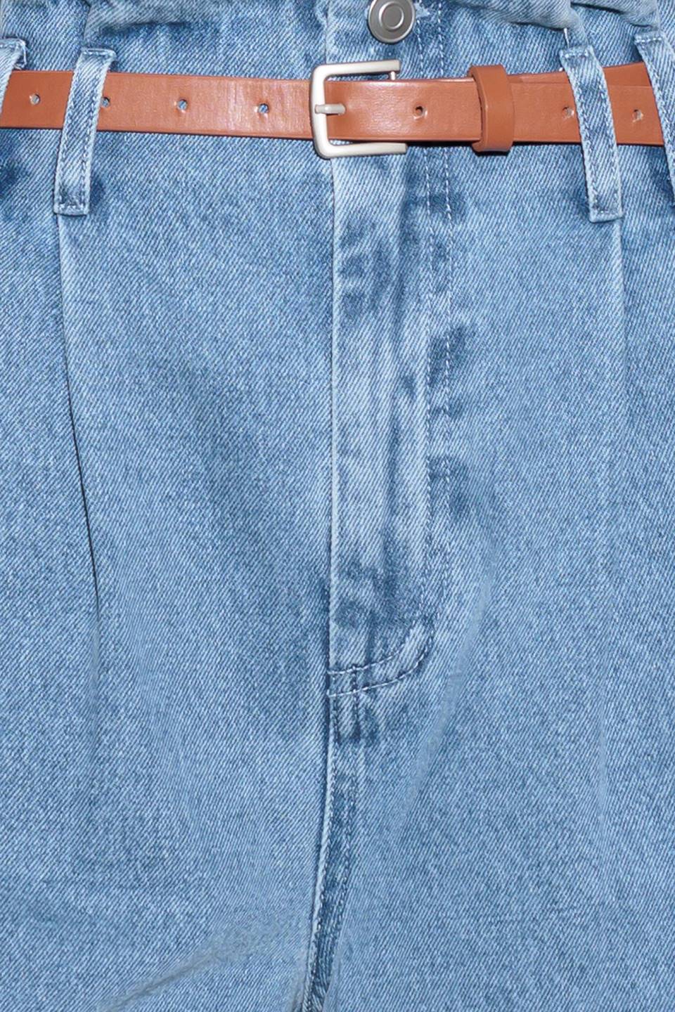 Calça jeans beijada pela luz do sol