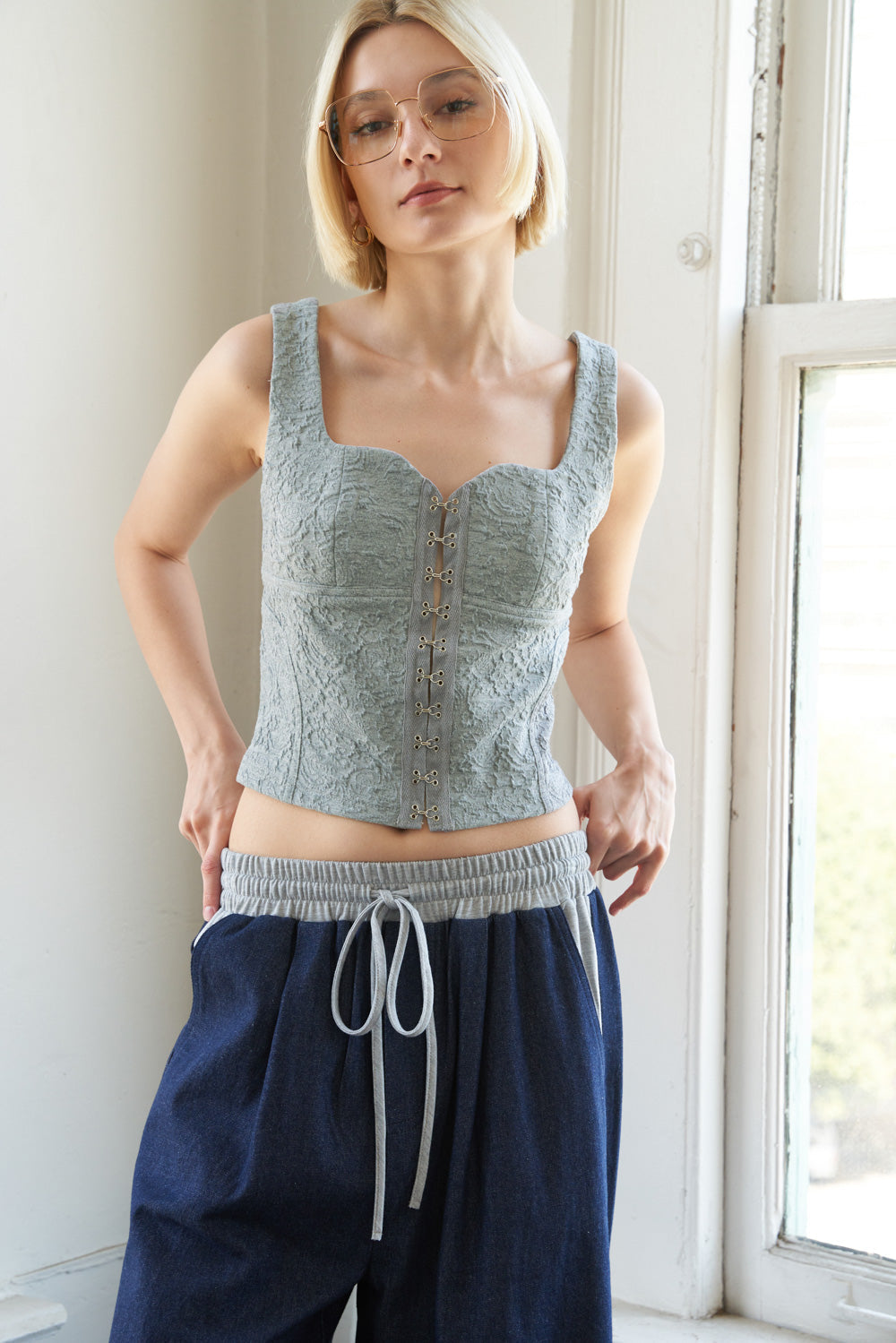 ATRAVÉS DA PARTE SUPERIOR TRAMADA QUE OLHA