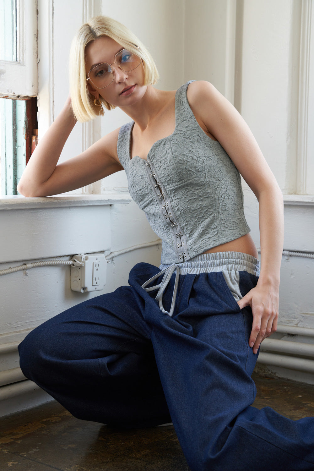 ATRAVÉS DA PARTE SUPERIOR TRAMADA QUE OLHA