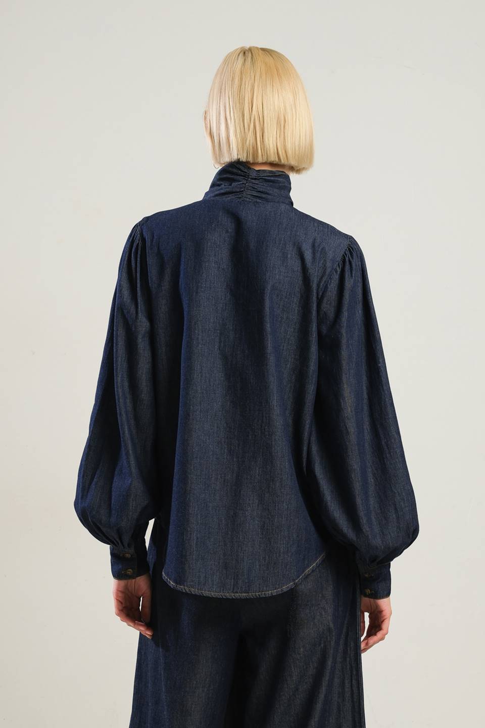 Ali na minha mente, blusa de chambray