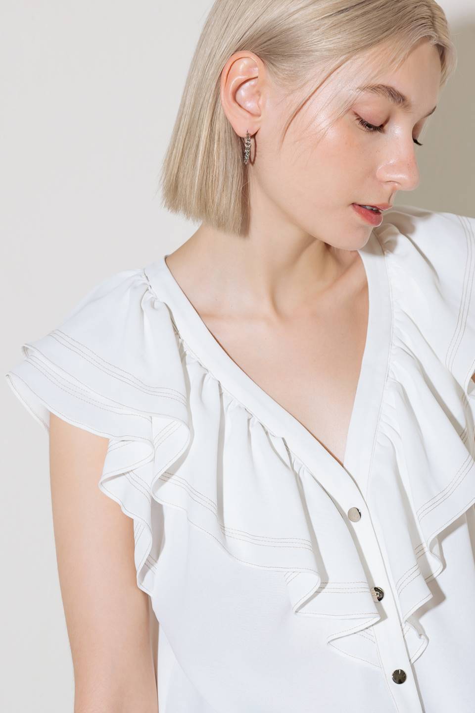 Blusa de tecido plano off-white feita para o romance