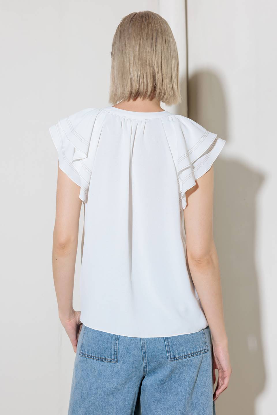 Blusa de tecido plano off-white feita para o romance