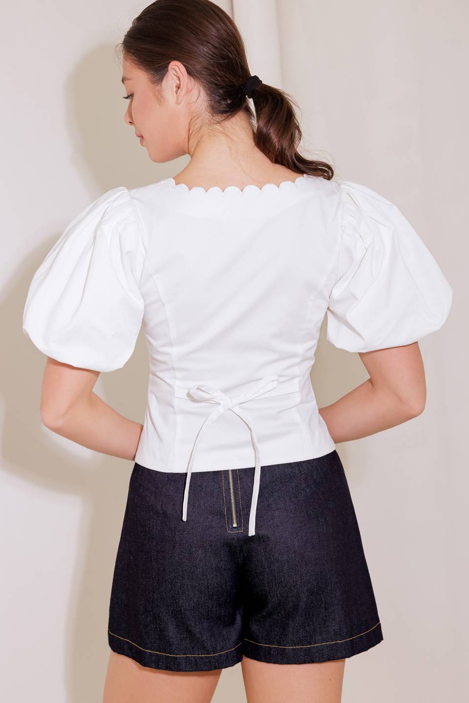 BLUSA BRANCA DE TECIDO NUNCA COMUM