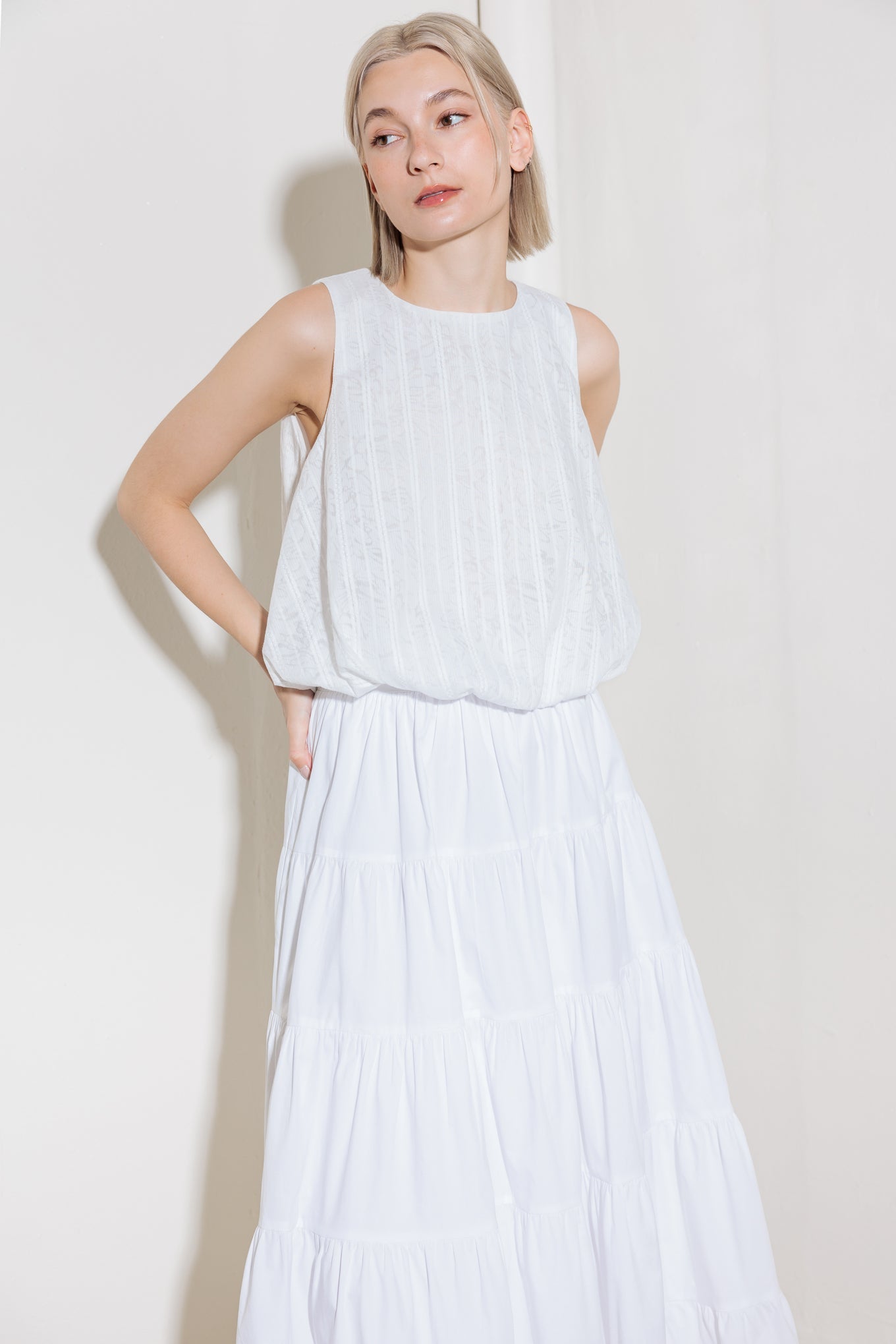 TOP DE ENCAJE TEJIDO ATEMPORAL CON UN TOQUE ELEGANTE