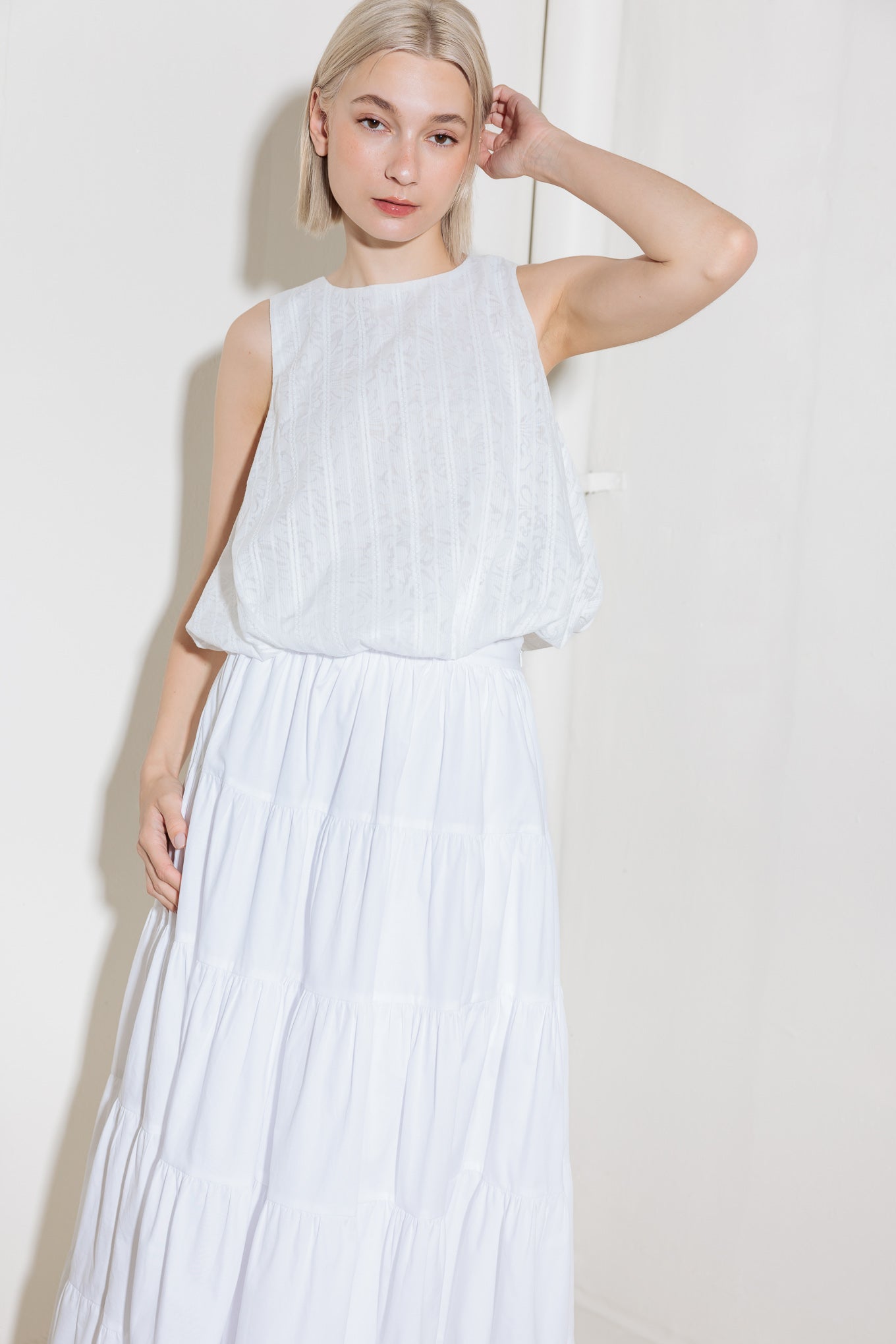 TOP DE ENCAJE TEJIDO ATEMPORAL CON UN TOQUE ELEGANTE