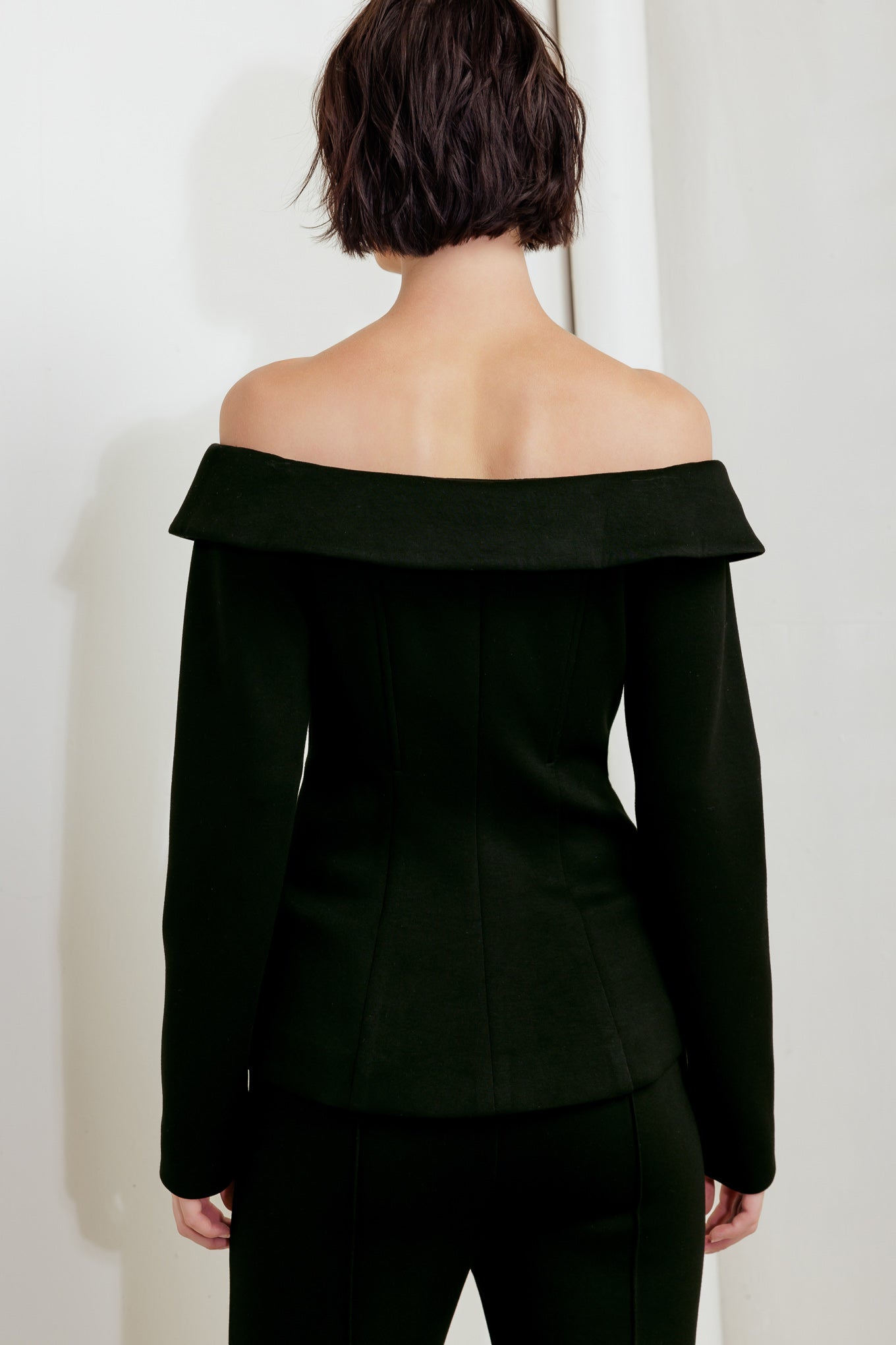 Blusa tejida negra de flujo moderno