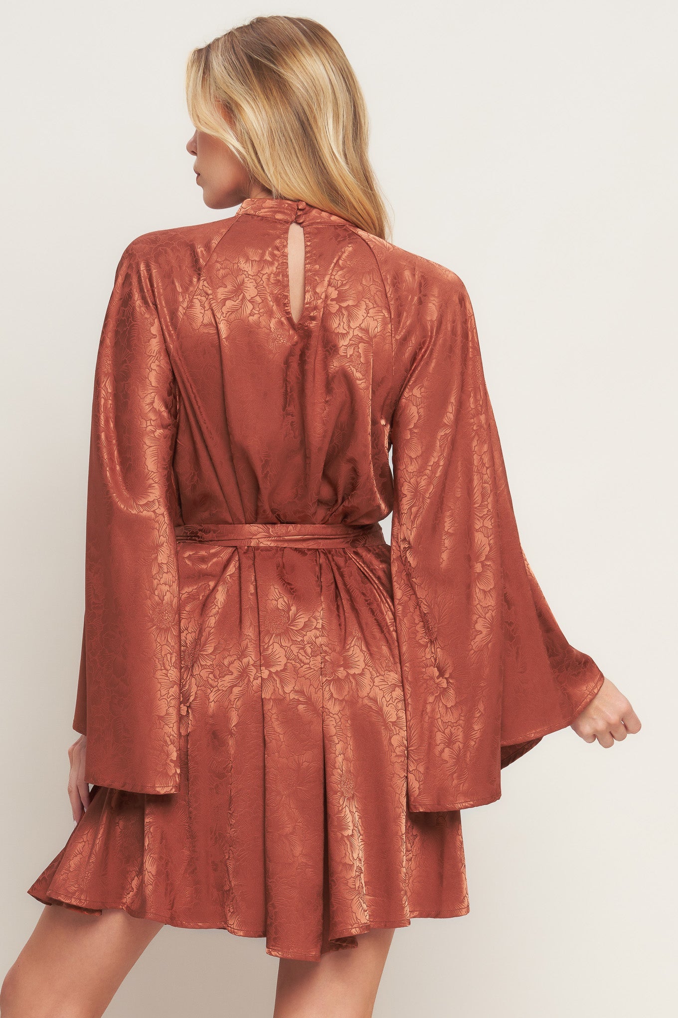 VESTIDO MINI DE CETIM TECIDO DE QUALQUER FORMA