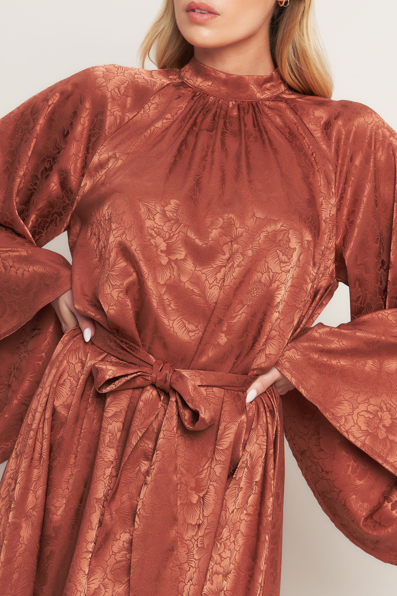 VESTIDO MINI DE CETIM TECIDO DE QUALQUER FORMA