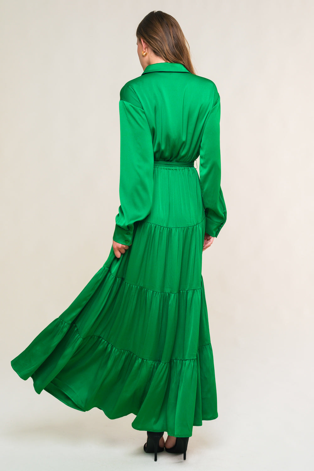 VESTIDO MIDI DE TECIDO CHIQUE COM INTENSIDADE BRILHANTE