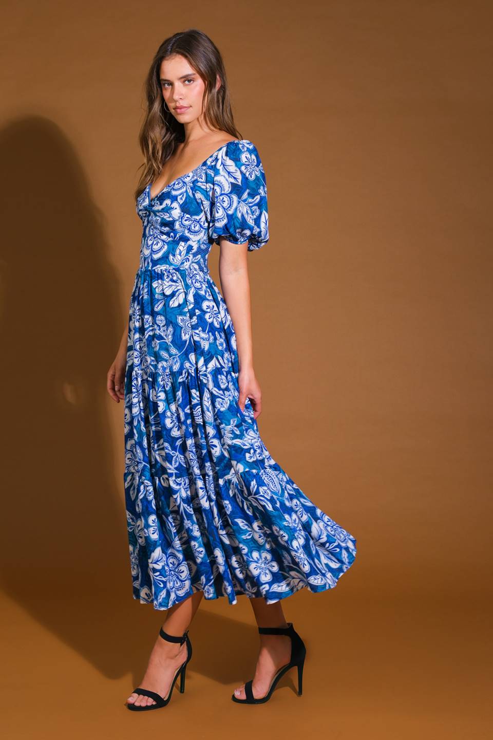 VESTIDO MIDI DE TECIDO EXTREMAMENTE ELEGANTE
