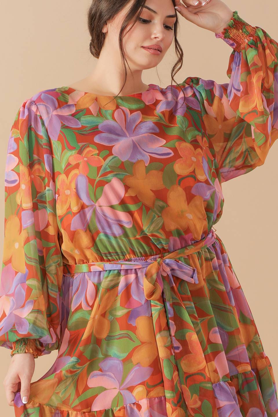 Vestido curto trançado em tons suaves de jardim