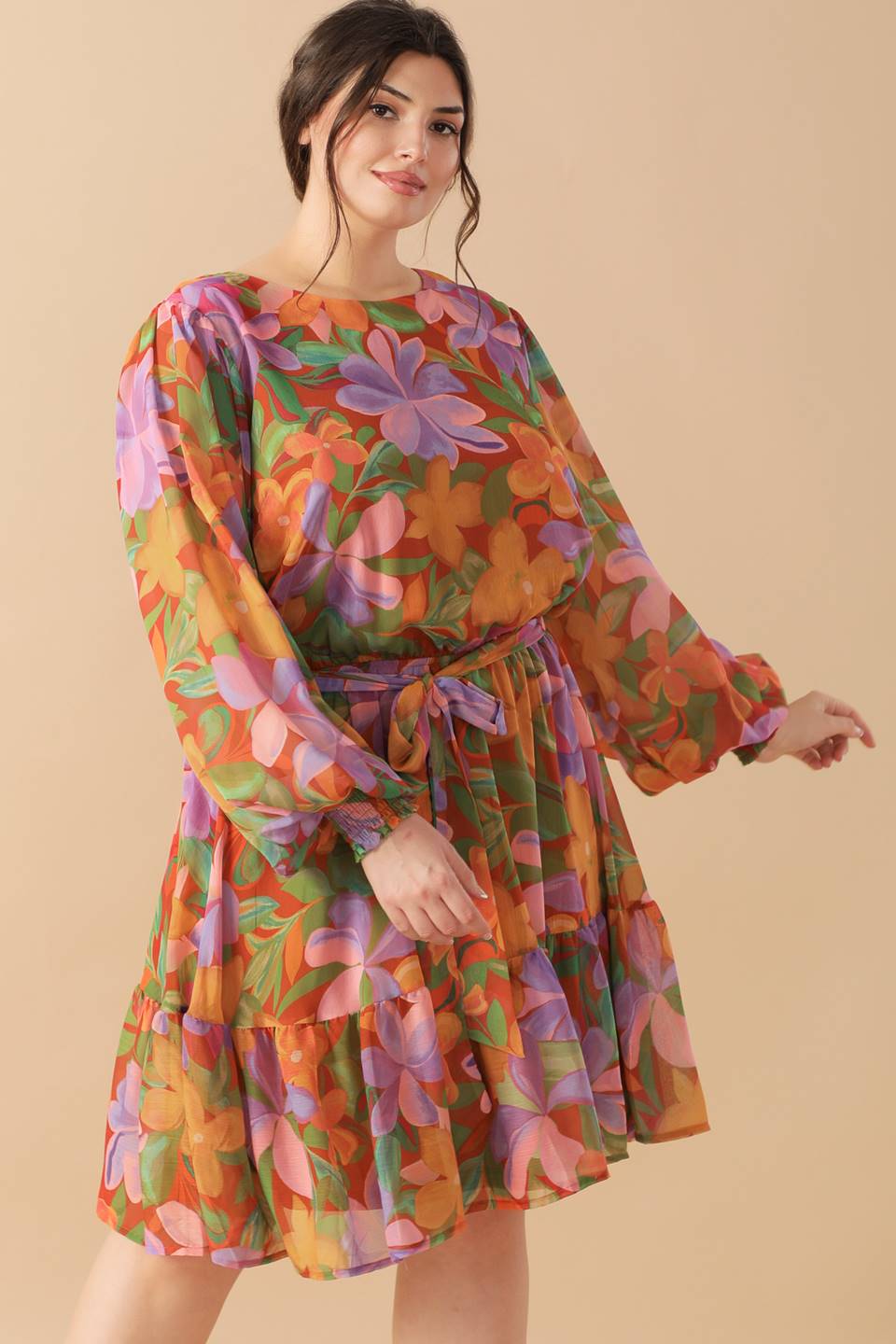 Vestido curto trançado em tons suaves de jardim