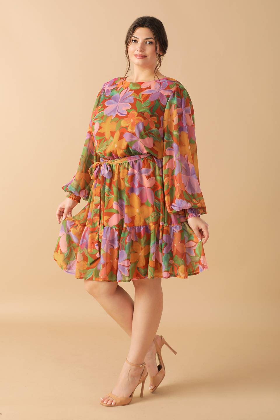 Vestido curto trançado em tons suaves de jardim