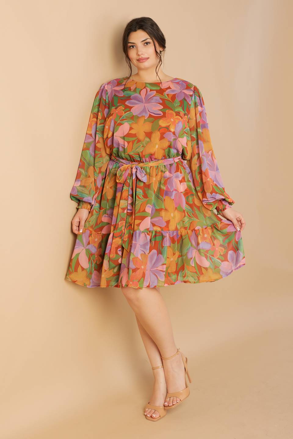 Vestido curto trançado em tons suaves de jardim