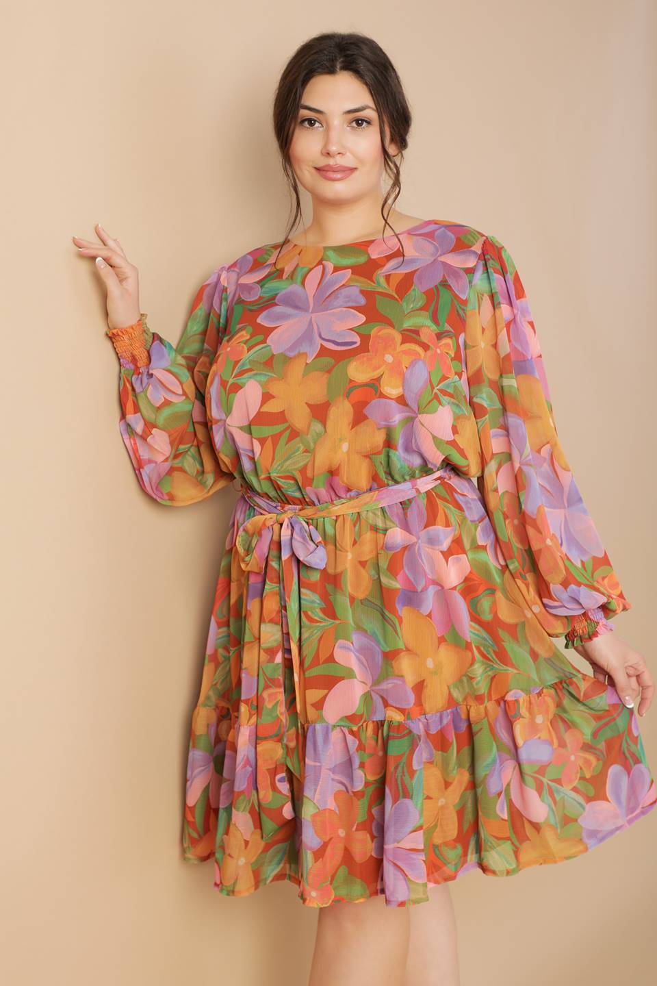 Vestido curto trançado em tons suaves de jardim