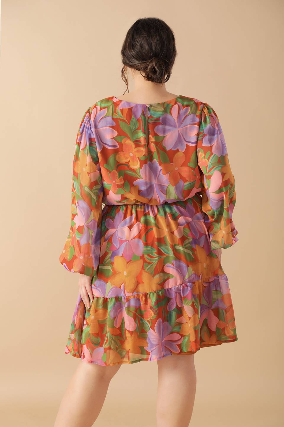 Vestido curto trançado em tons suaves de jardim