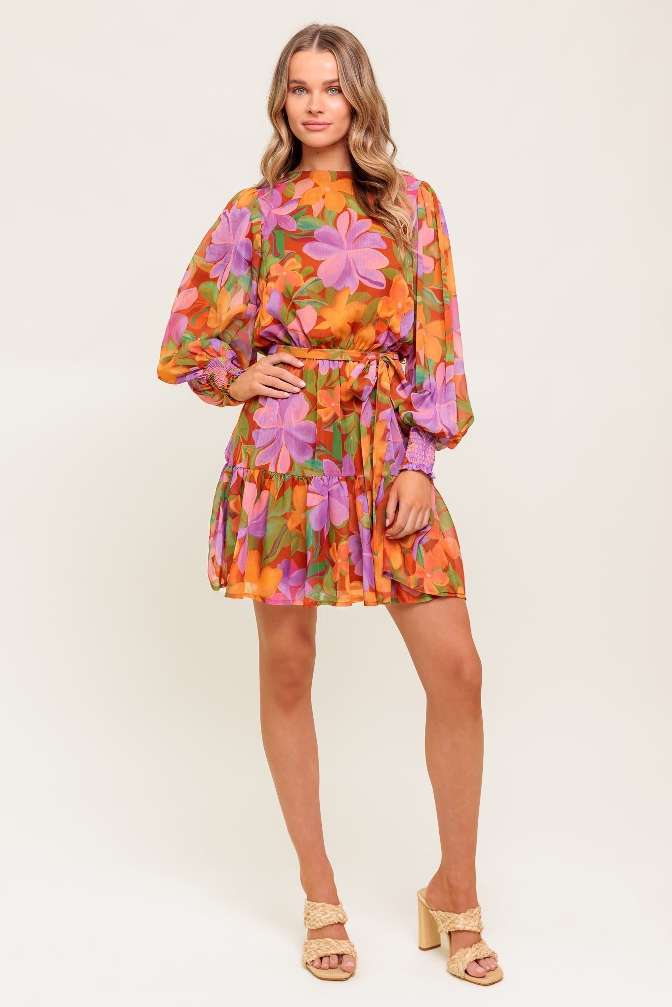 Vestido curto trançado em tons suaves de jardim