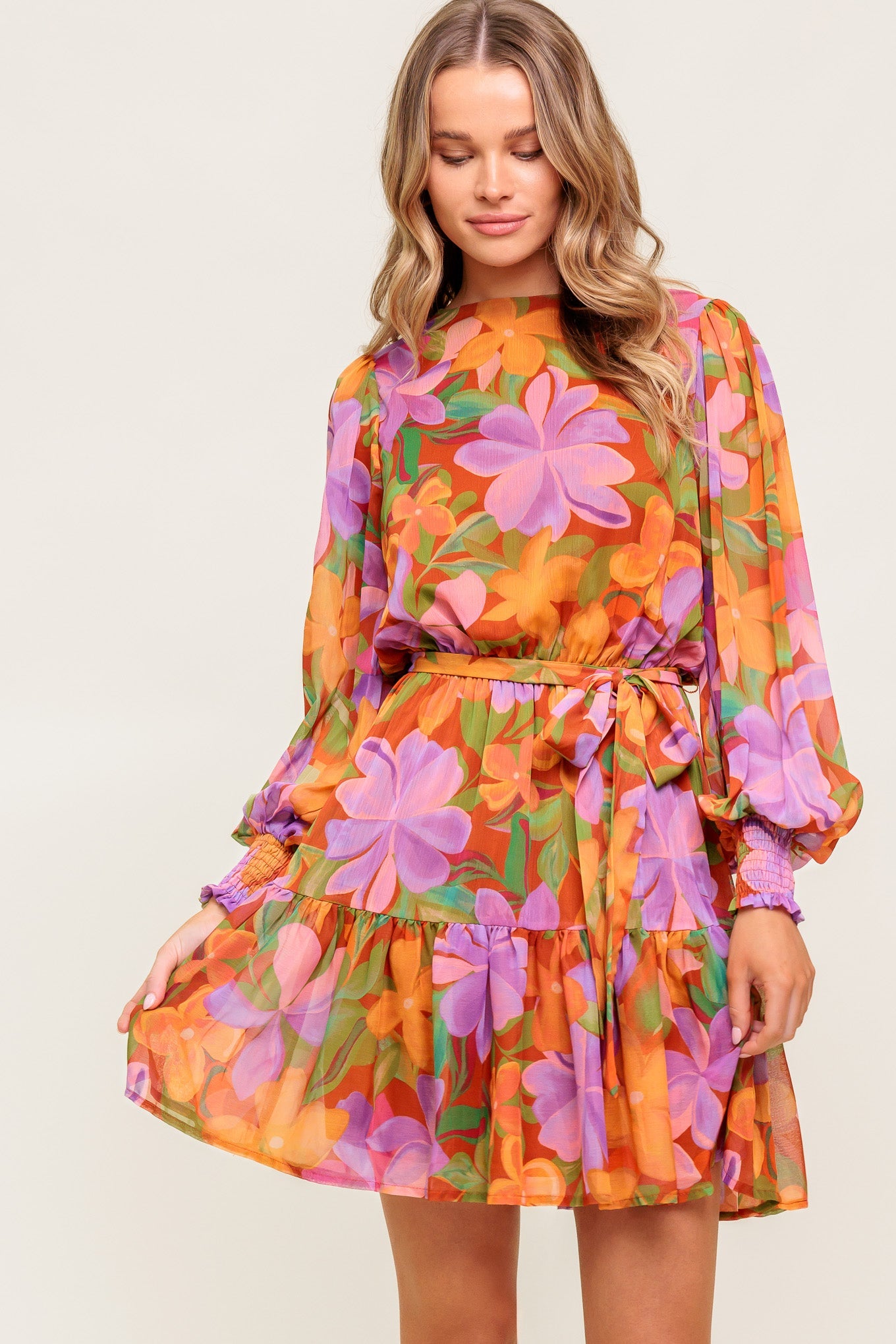 Vestido curto trançado em tons suaves de jardim