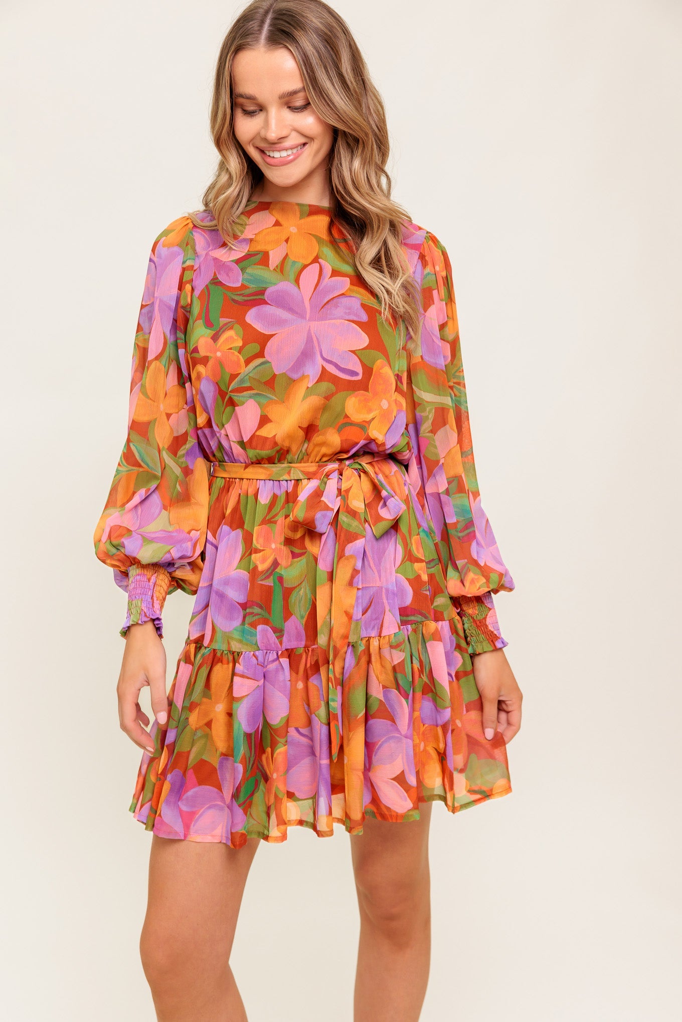 Vestido curto trançado em tons suaves de jardim