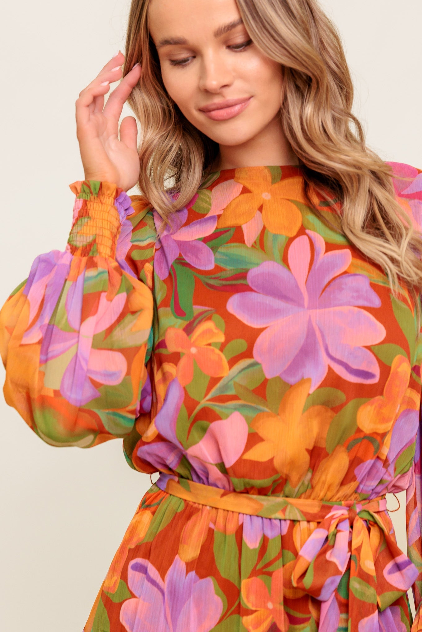 Vestido curto trançado em tons suaves de jardim