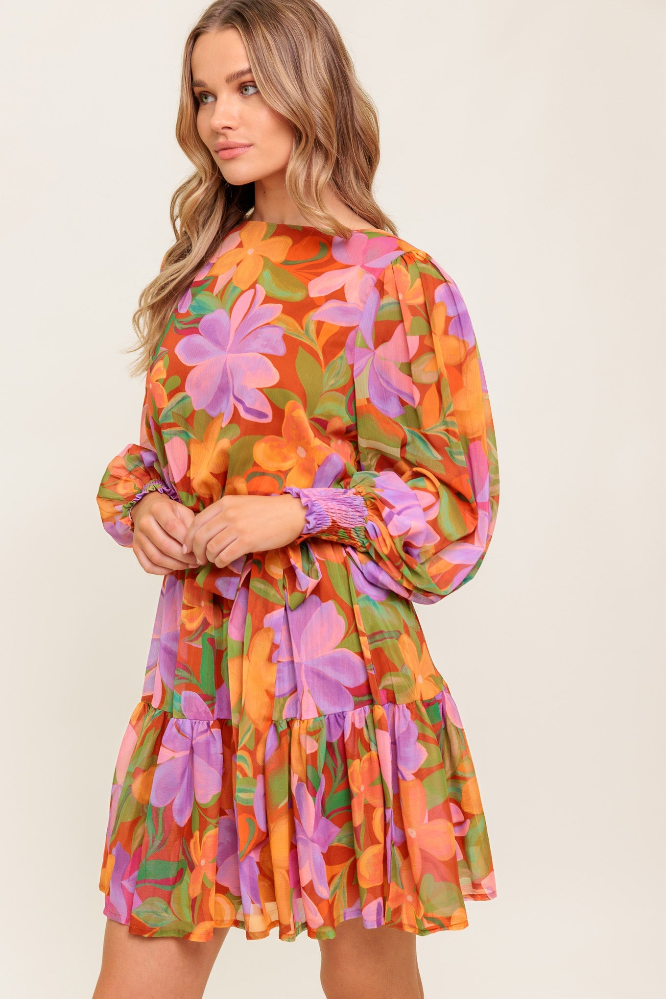 Vestido curto trançado em tons suaves de jardim