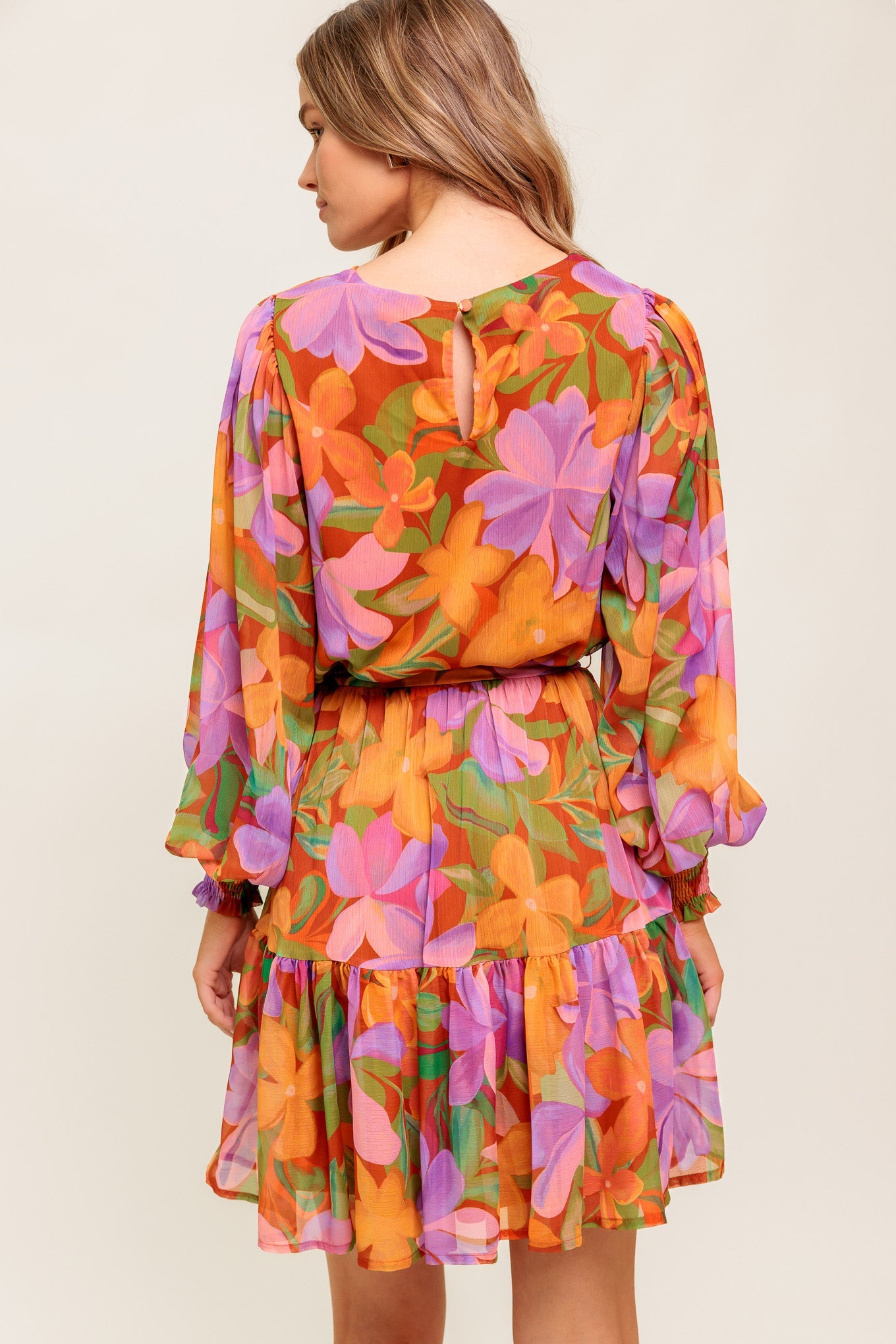 Vestido curto trançado em tons suaves de jardim