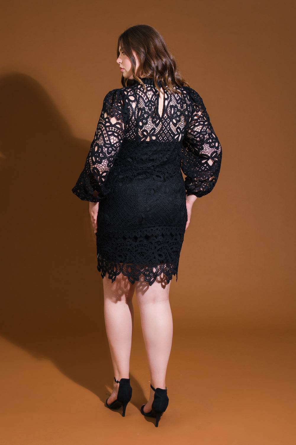 PARA EMPEZAR: MINIVESTIDO DE ENCAJE TEJIDO