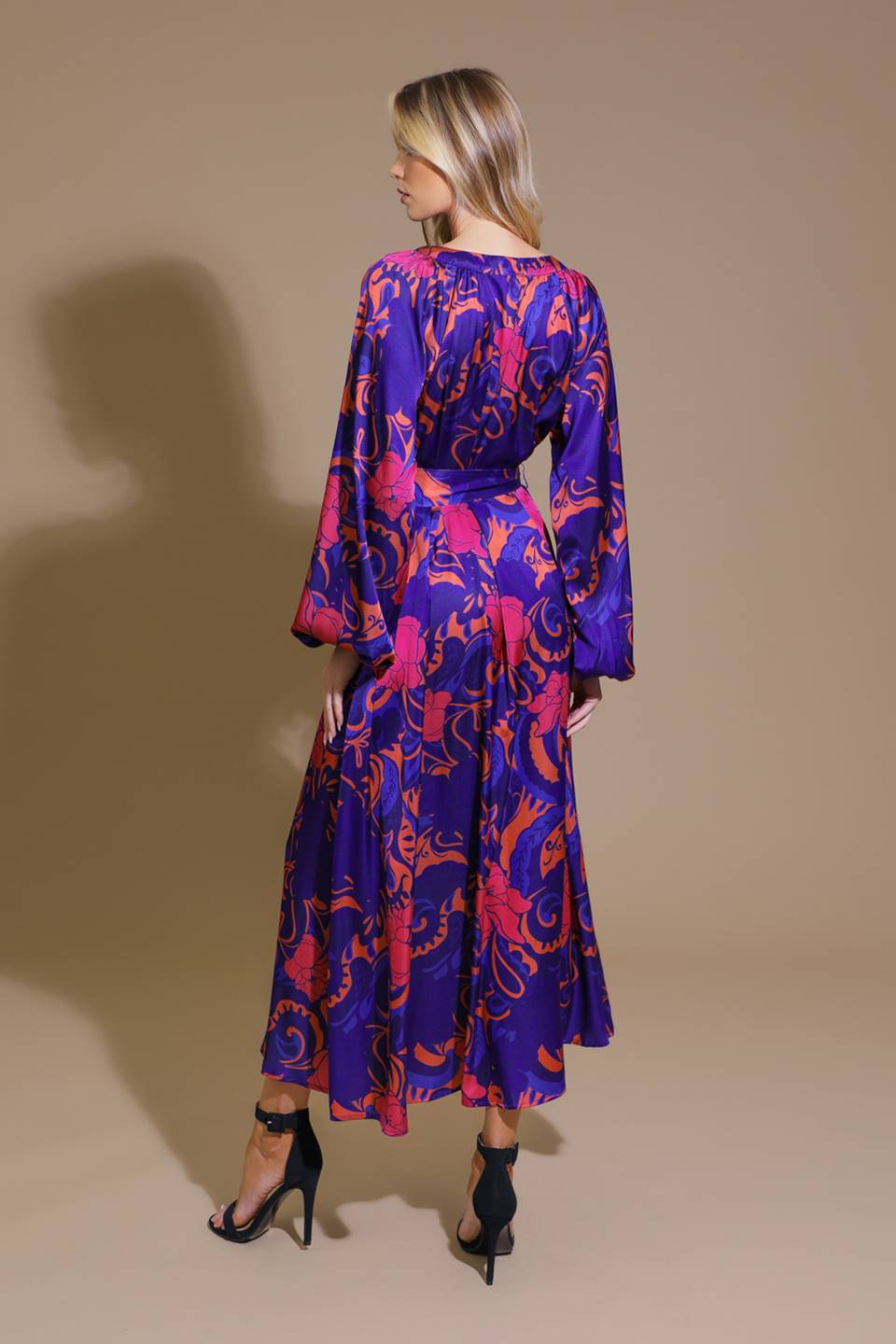 Você se importa com o vestido midi de tecido plano?