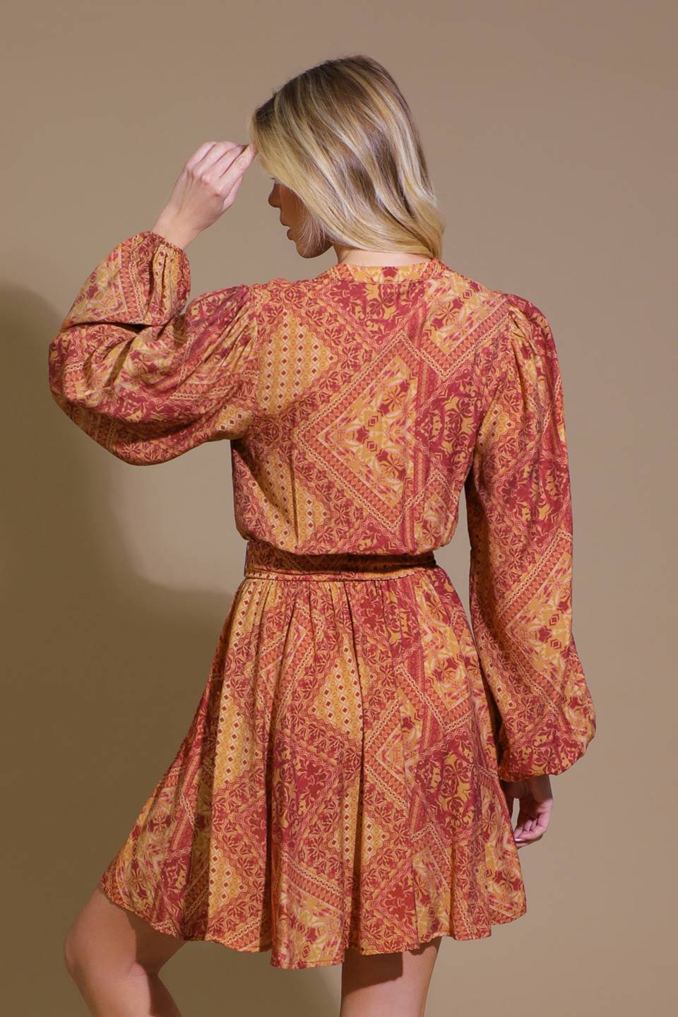 VESTIDO MINI DE TECIDO PROFUNDAMENTE ENCANTADOR