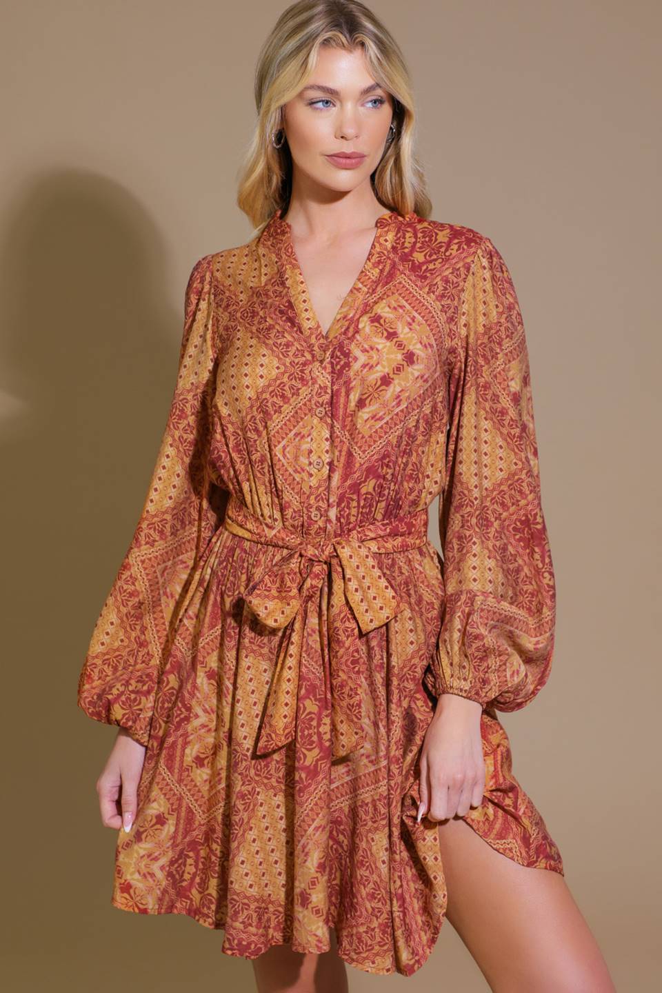 VESTIDO MINI DE TECIDO PROFUNDAMENTE ENCANTADOR