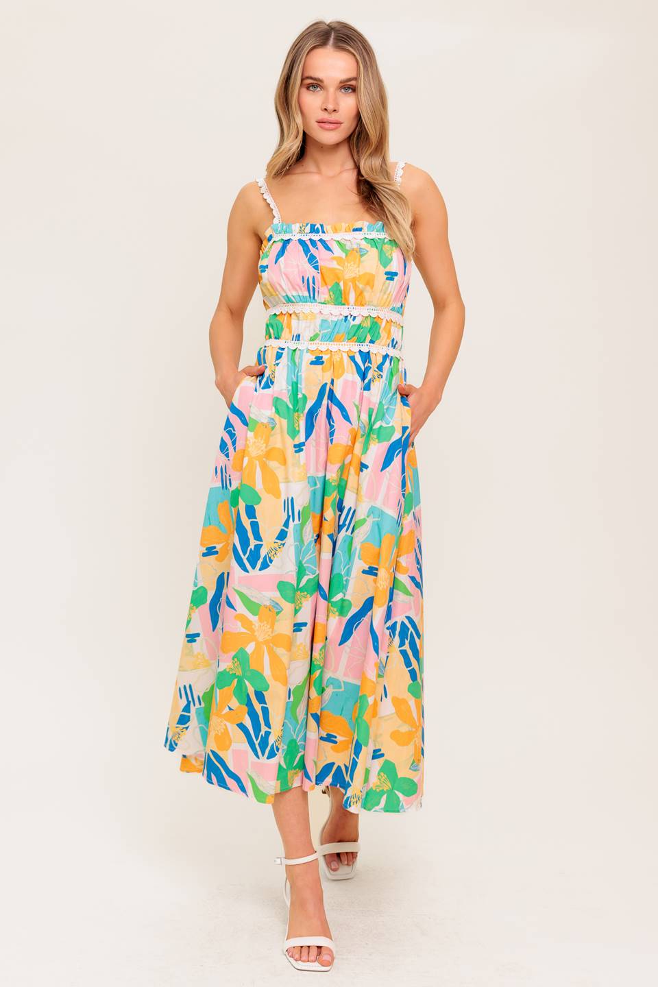 VESTIDO MIDI TEJIDO ROSA AZUL DE JARDÍN ILUMINADO POR EL SOL