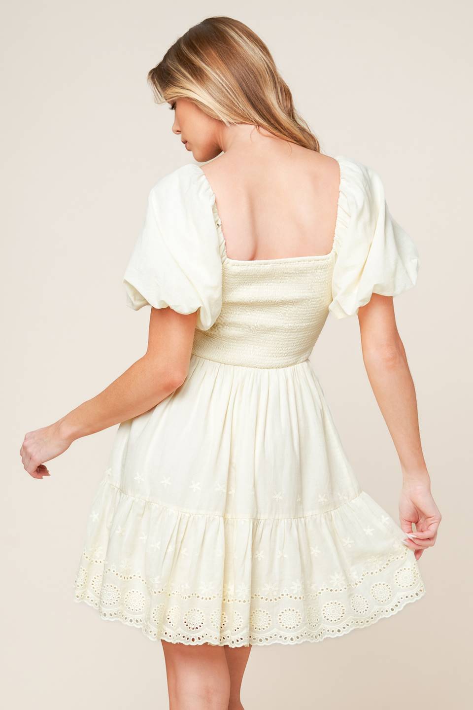 Vestido corto tejido color crema LOLA GRASS