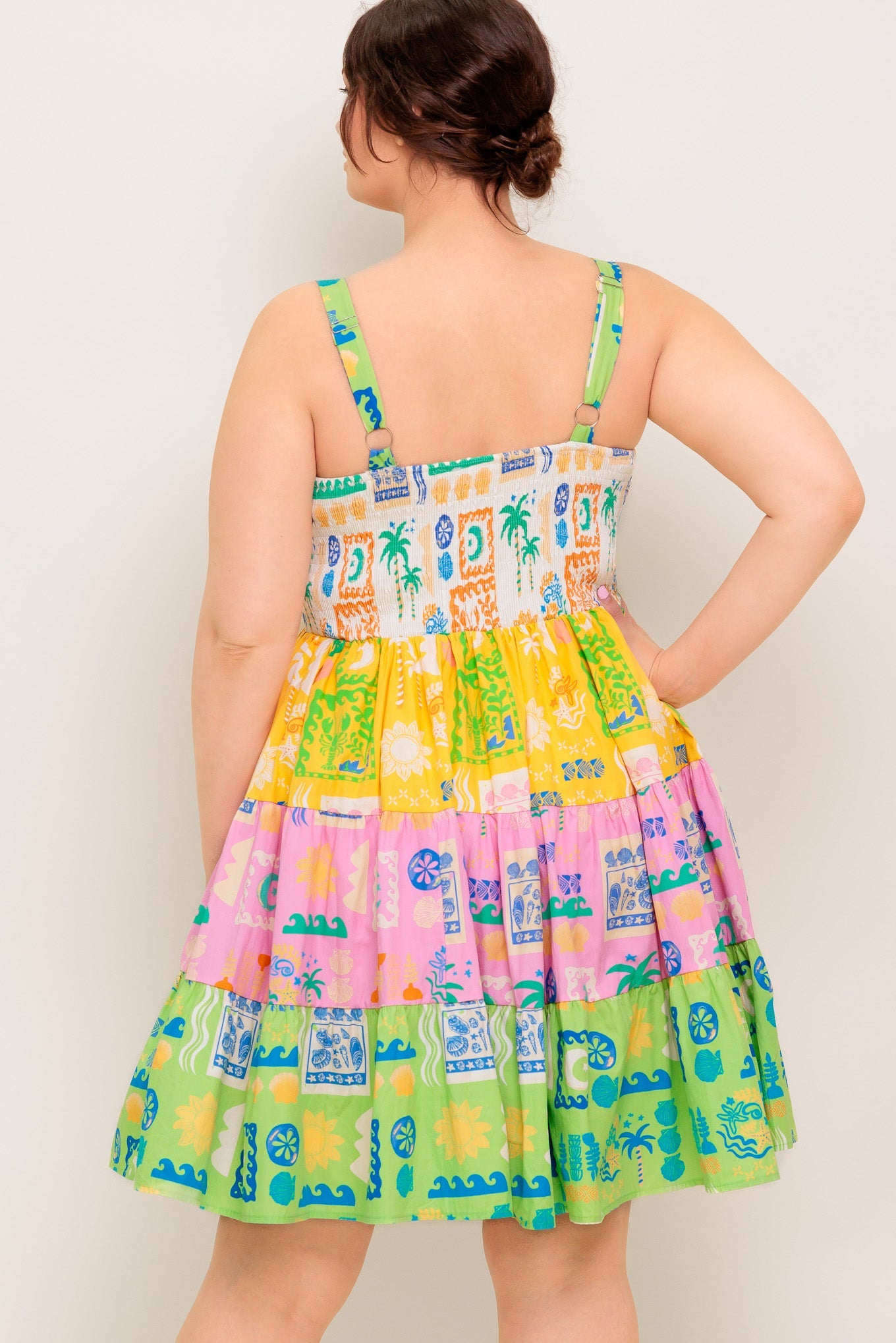 Vestido curto verde tecido para usar fora do escritório