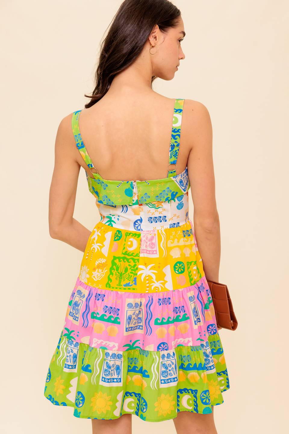 Vestido curto verde tecido para usar fora do escritório