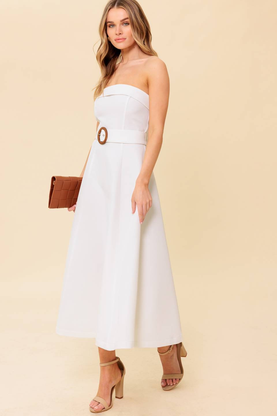 VESTIDO MIDI BLANCO TEJIDO: LA IMAGEN DE LA PERFECCIÓN
