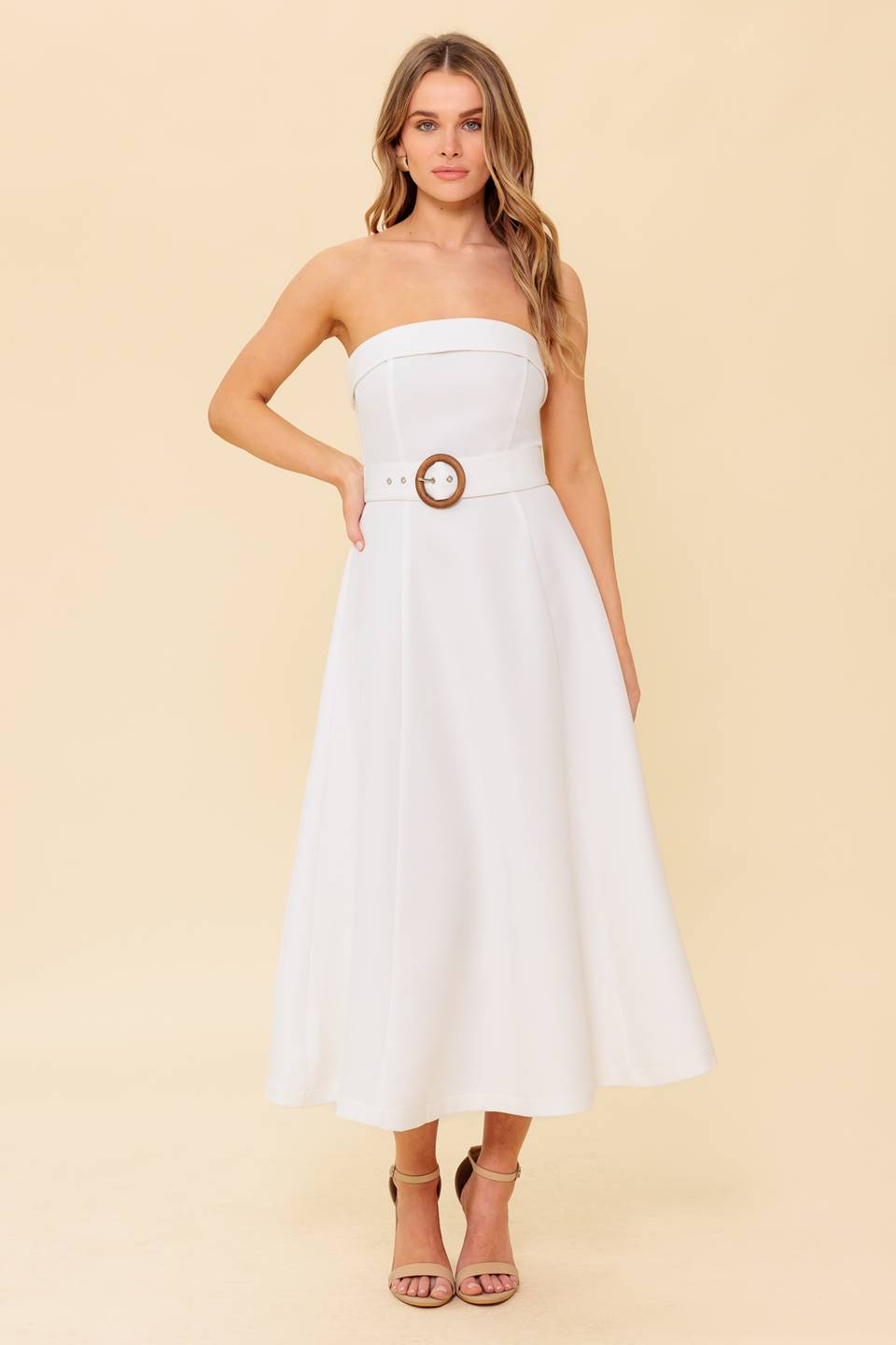 VESTIDO MIDI BLANCO TEJIDO: LA IMAGEN DE LA PERFECCIÓN