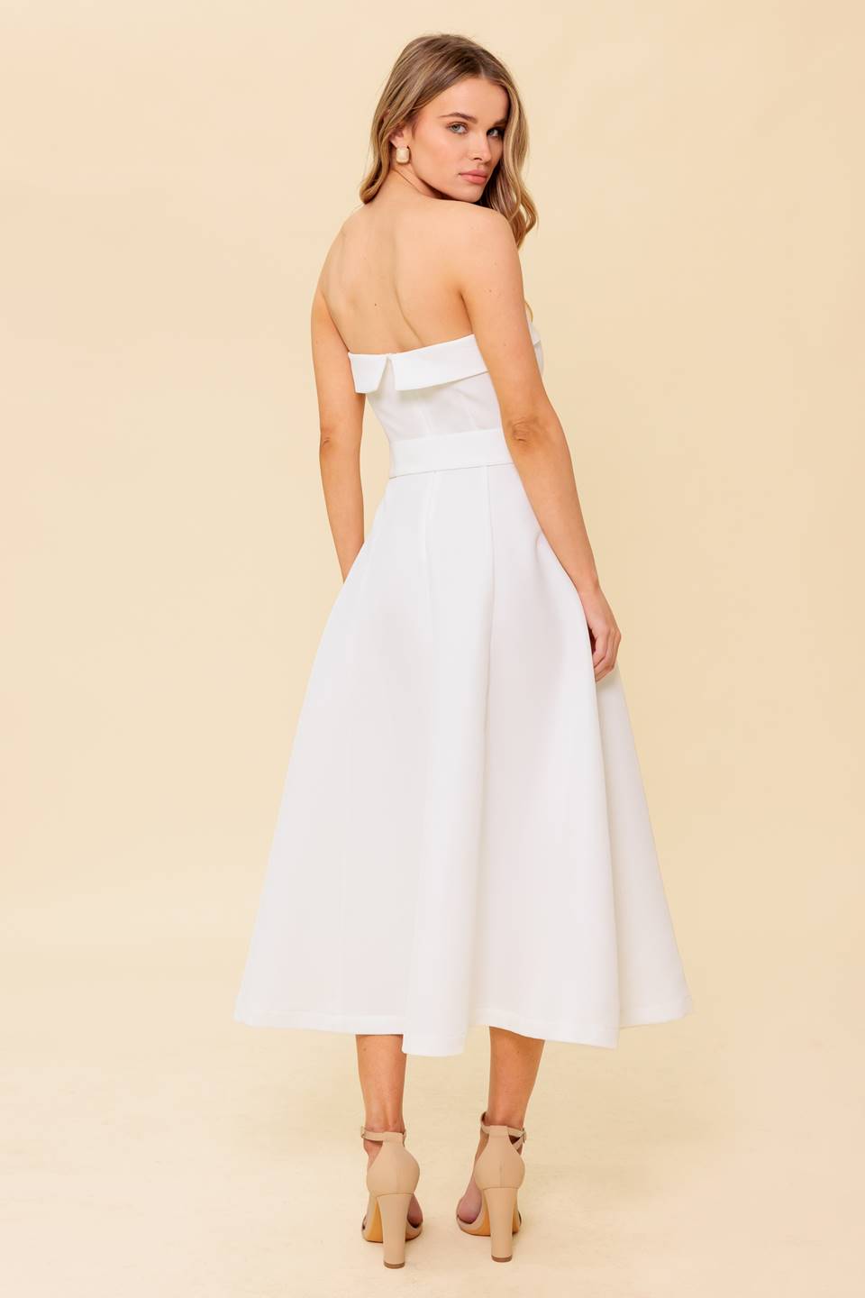 VESTIDO MIDI BLANCO TEJIDO: LA IMAGEN DE LA PERFECCIÓN