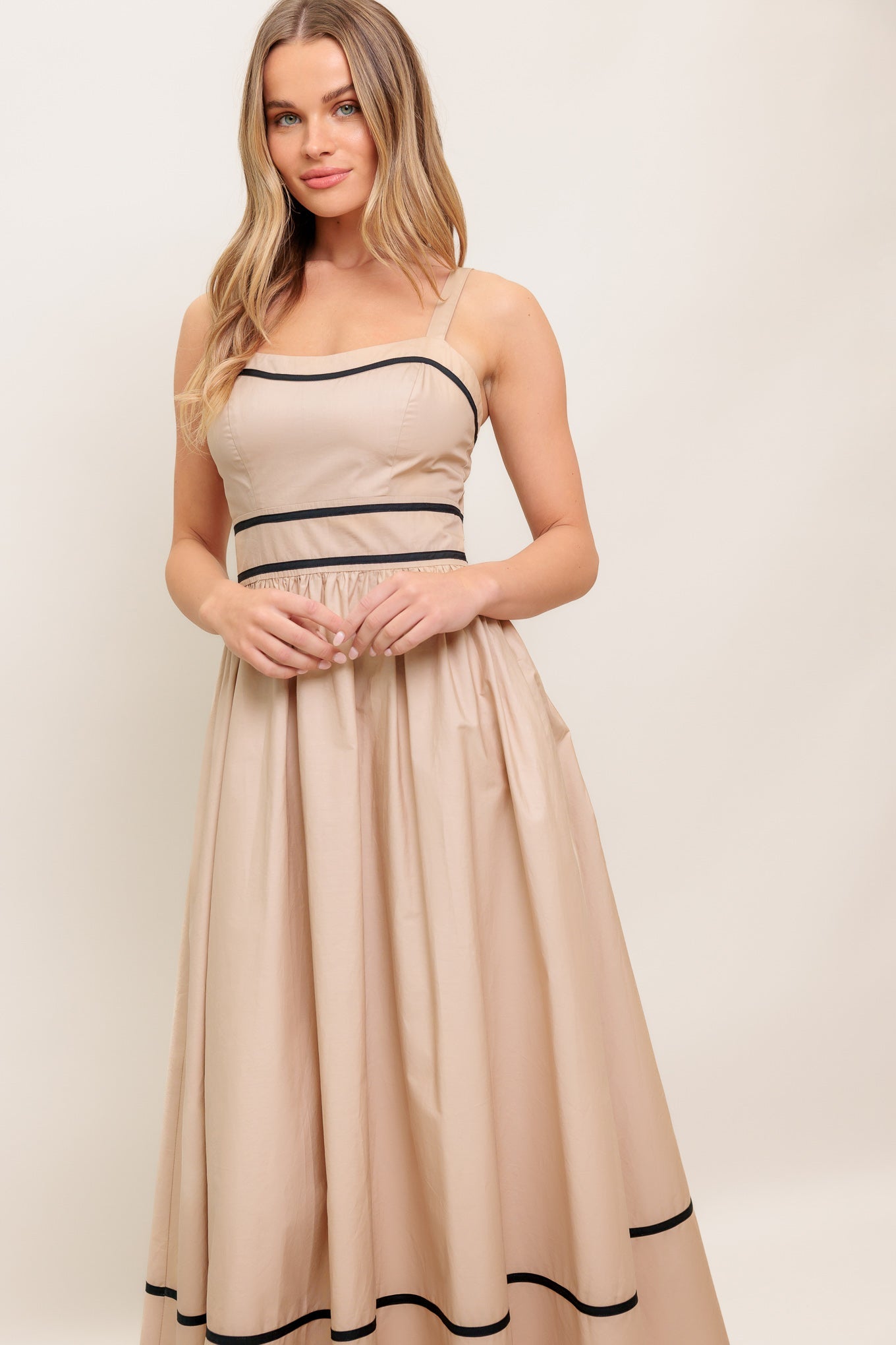 VESTIDO MIDI DE TIRANTES DE LUJO Y DISCRETO