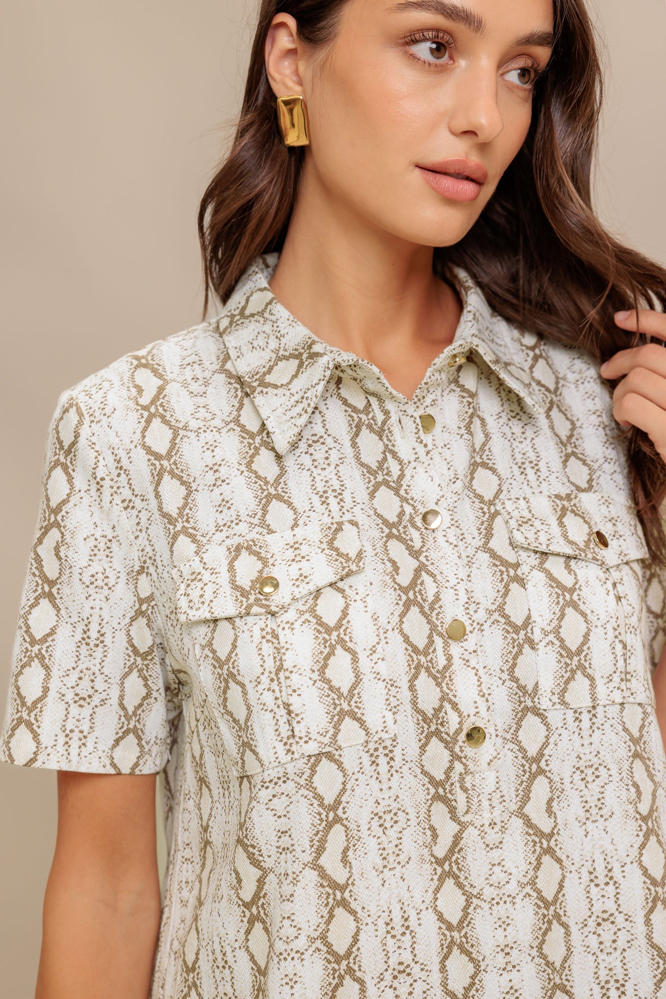 Vestido curto chique em tecido de píton