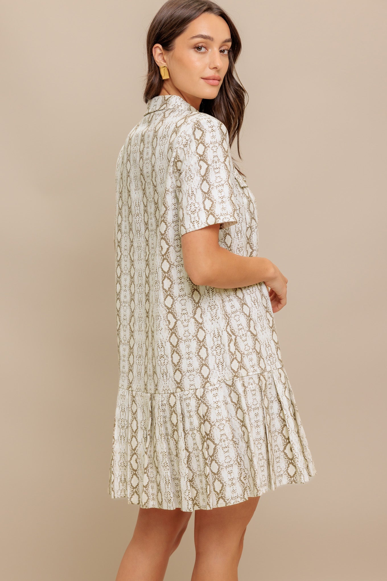 Vestido curto chique em tecido de píton