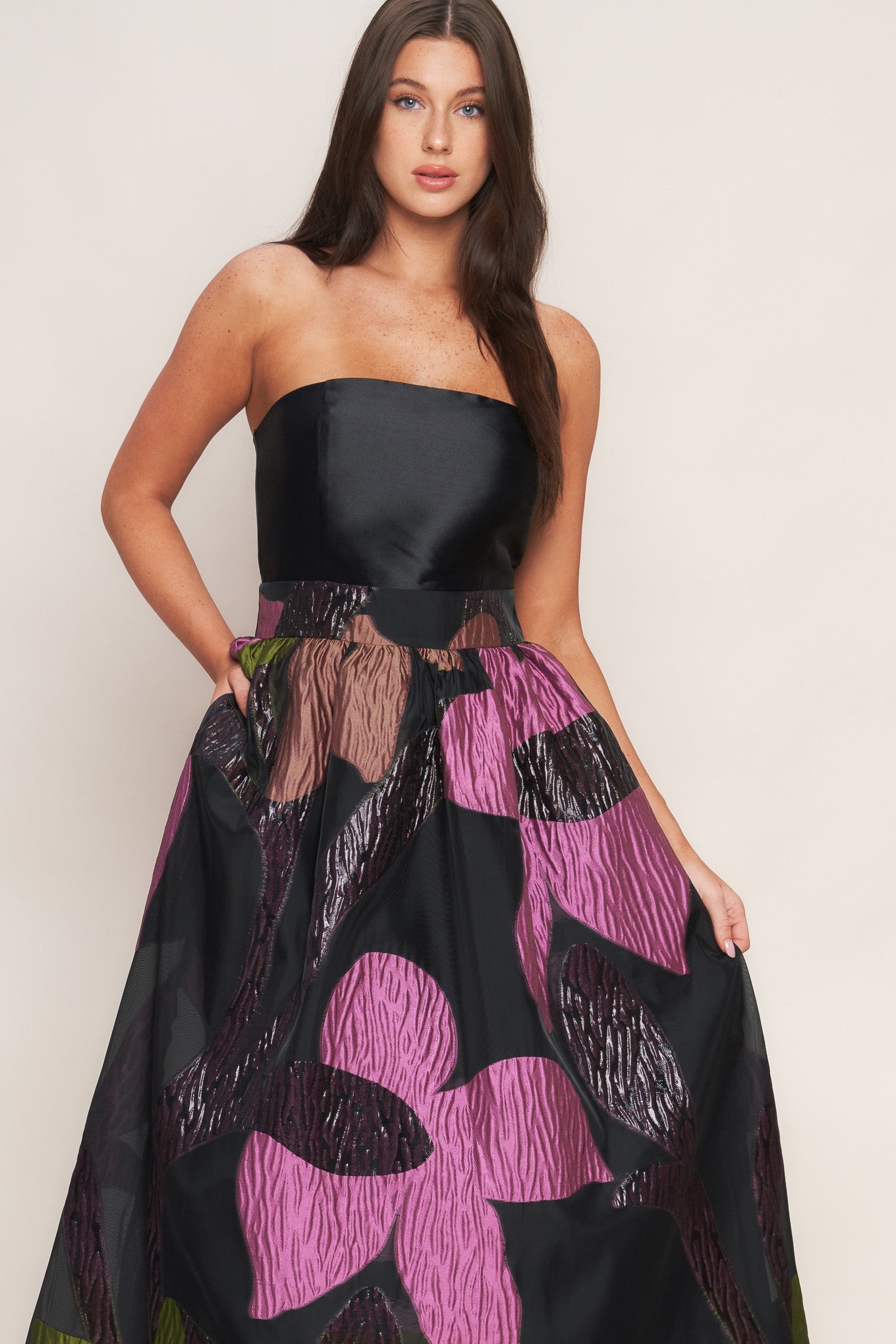 VESTIDO MIDI TECIDO COM ROSAS ABSTRATAS