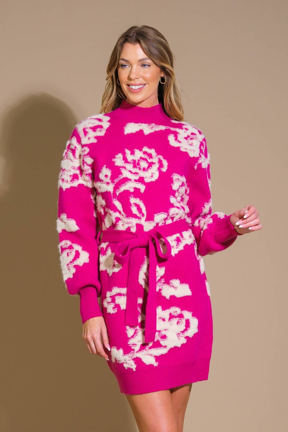 Vestido curto de tricô com estampa de coração