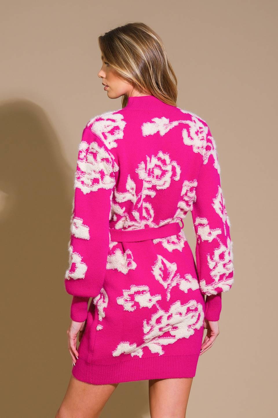 Vestido curto de tricô com estampa de coração