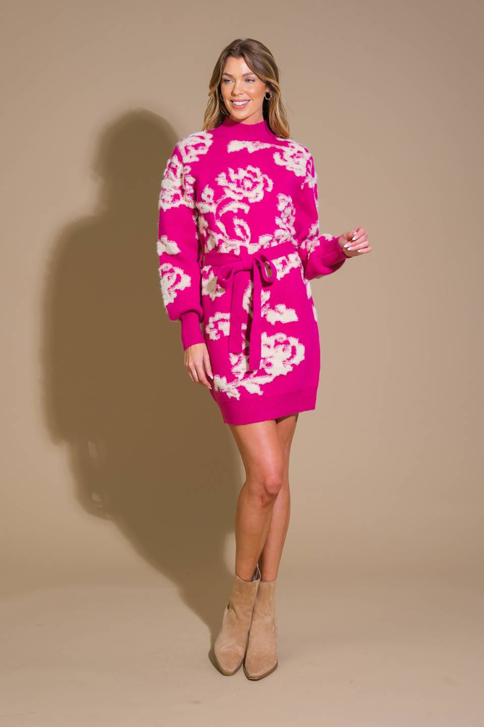 Vestido curto de tricô com estampa de coração