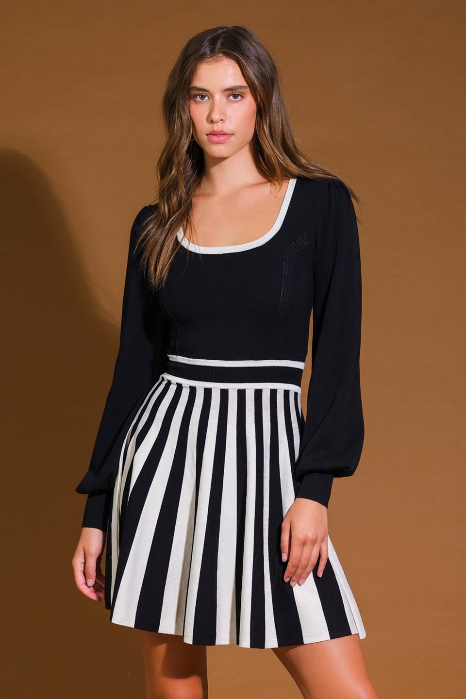 Mini vestido de tecido plano com atitude suave