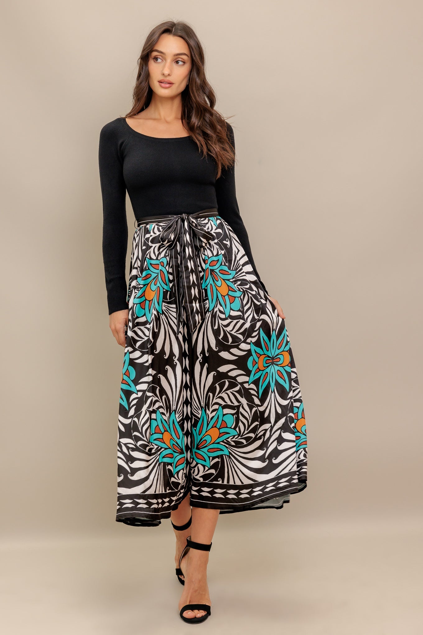 VESTIDO MIDI NEGRO SUNBURST GARDEN