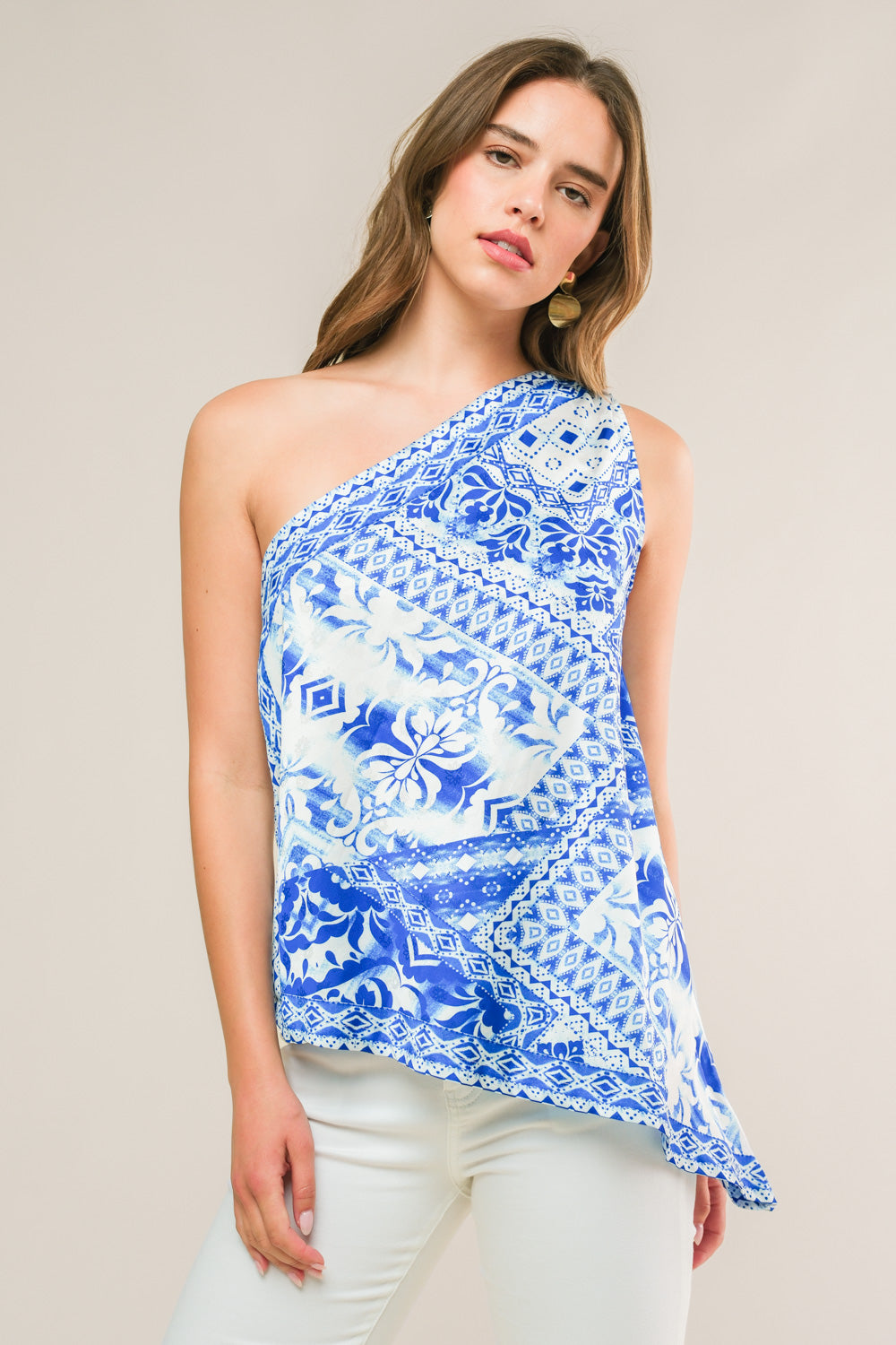 Tenho quase certeza de que é uma blusa de tecido plano.