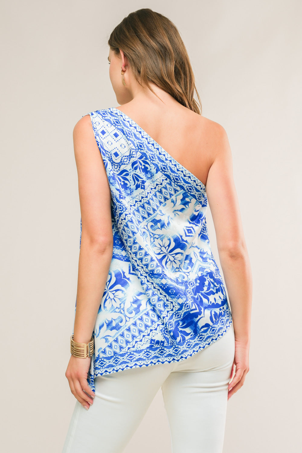 Tenho quase certeza de que é uma blusa de tecido plano.