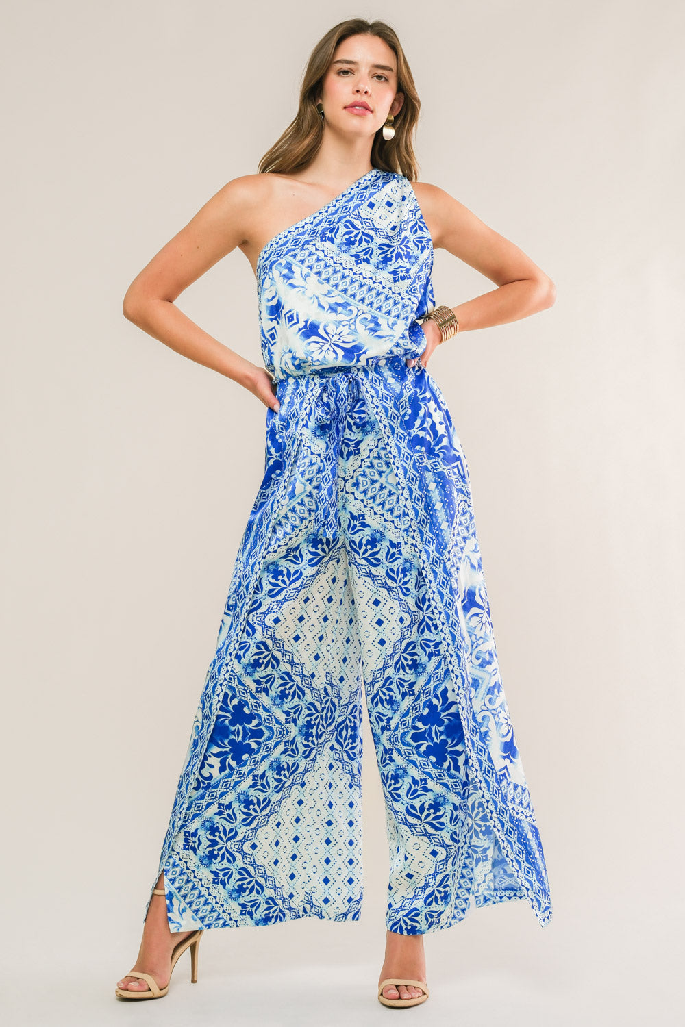 Tenho quase certeza de que é uma blusa de tecido plano.