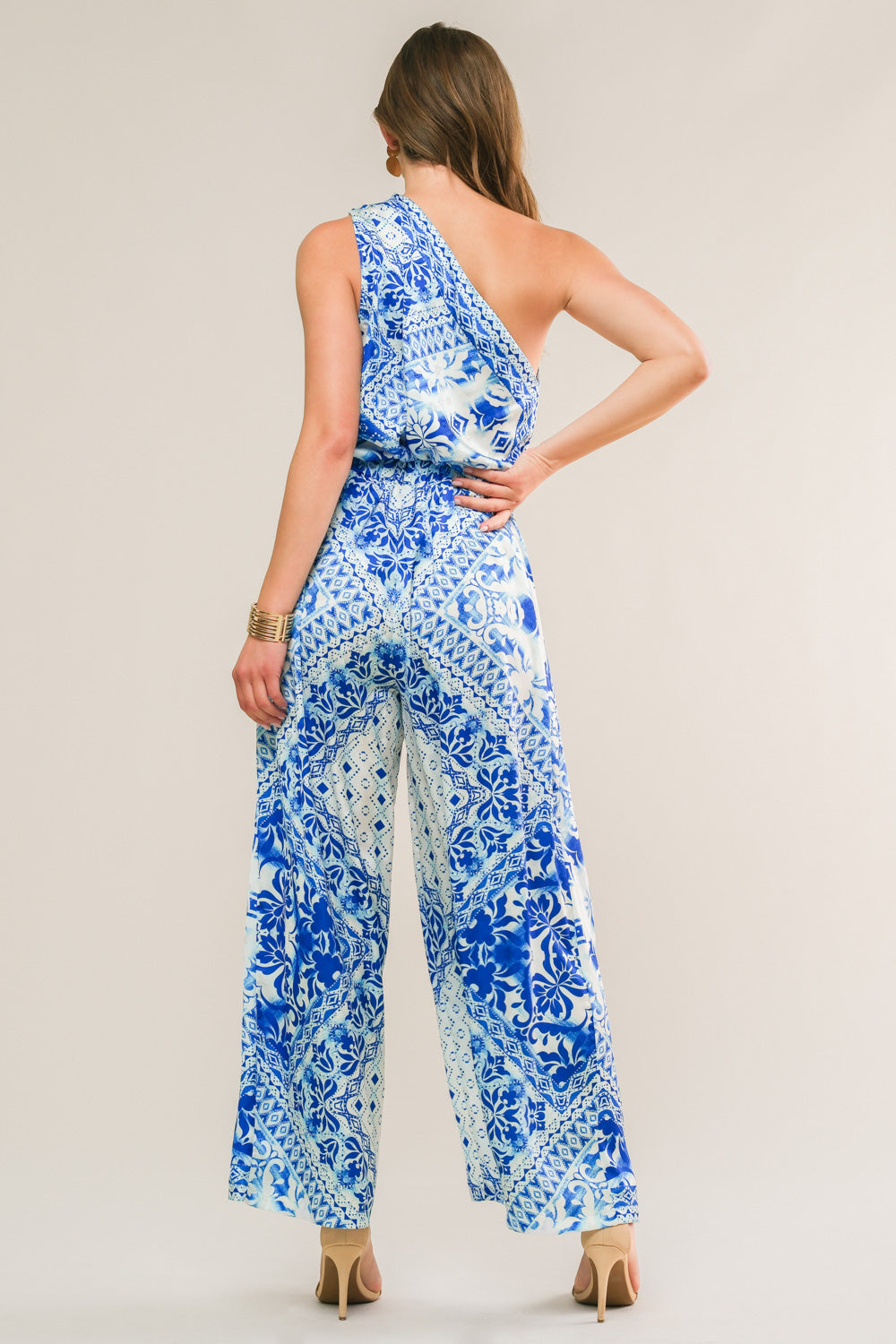 Tenho quase certeza de que é uma blusa de tecido plano.